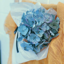 Load image into Gallery viewer, Dried Hydrangea in Carry Bag (Seasonal Limited Edition)
