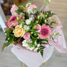 Load image into Gallery viewer, Florist Choice Posies In Bag

